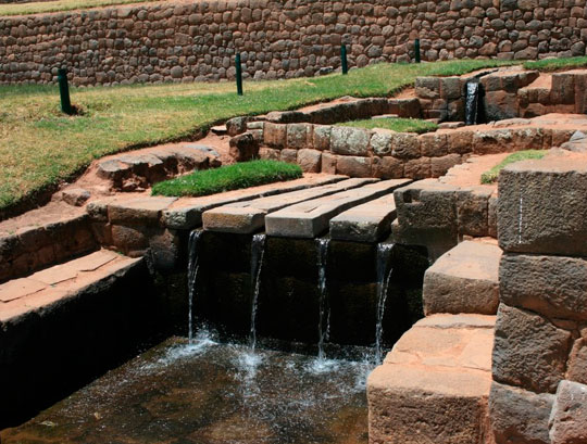 Detalle de circuitos de agua en Tipón Arqueológico
